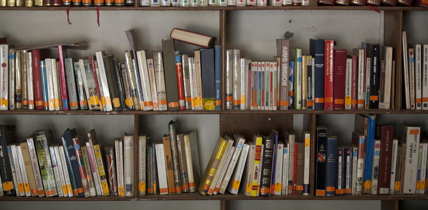A photo of a bookshelf.