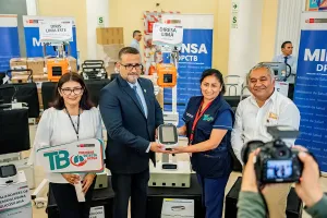 Dr. Valentina Alarcón, executive director of the Directorate of Tuberculosis Prevention and Control of the MINSA; Dr. Eric Peña, Vice Minister of Public Health; representatives of the Armed Forces; and Dr. Leonid Lecca, executive director of Socios En Salud joined the ceremony where the new machines were gifted. 