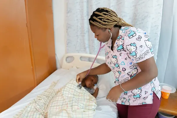 Dr. Francesca Noël examines four-year-old Phare-Edentz Genève.