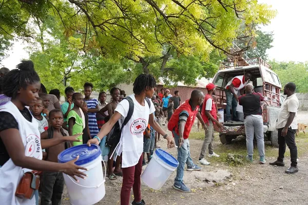 Staff at Saint-Nicholas Hospital, in partnership with UNICEF and the Red Cross, distribute kits outside.