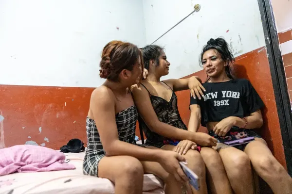 N., Paloma, and Daniela, tenants of “El Muro”, have found community with one another, facing the difficulties that arise at work and in everyday life together.
