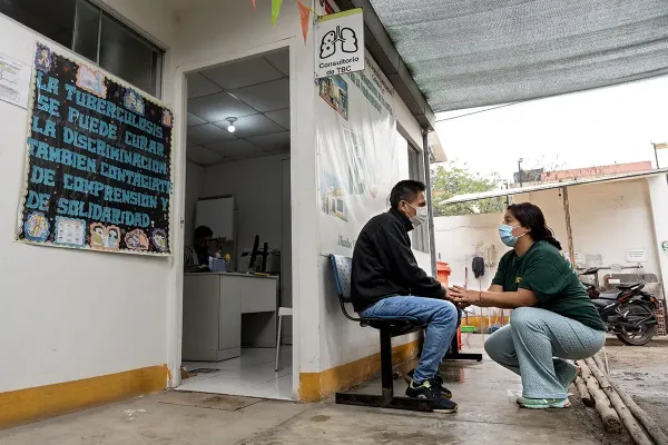 Mary Liz Cuzcano, community health agent, provides support and accompaniment to Jorge Llauri, a 47-year-old patient with multidrug-resistant tuberculosis, at the Raúl Porras Barrenechea Health Center in Carabayllo, Peru. 
