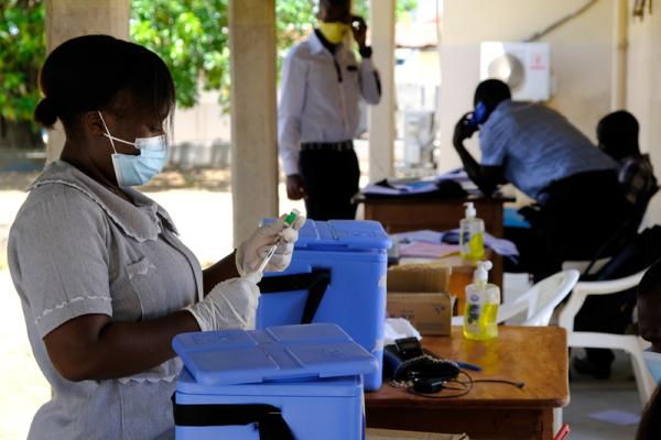 Nurse Sylvia Y. Kamara prepares to administer a COVID-19 vaccine at PIH-supported Koidu Government Hospital, the vaccination site for Kono District in Sierra Leone.