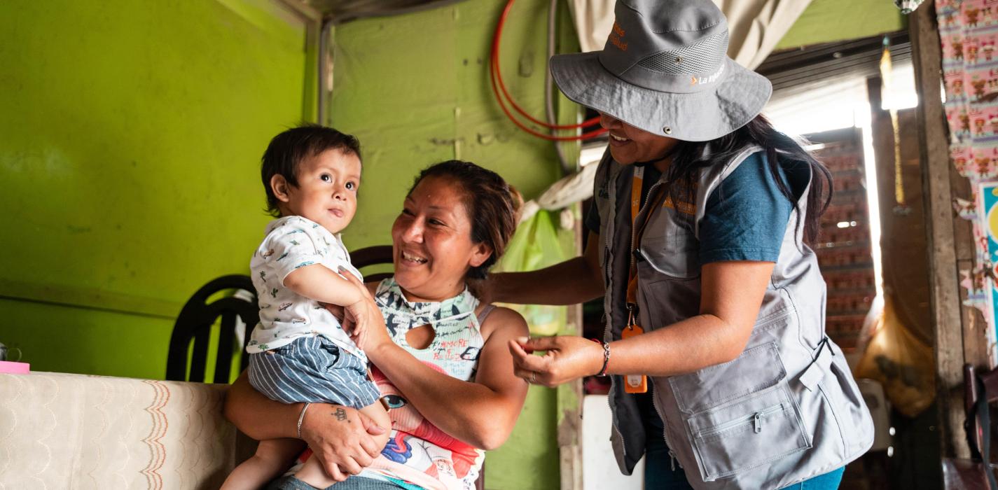 Patient María Elena and Abdiel during a home visit by PIH