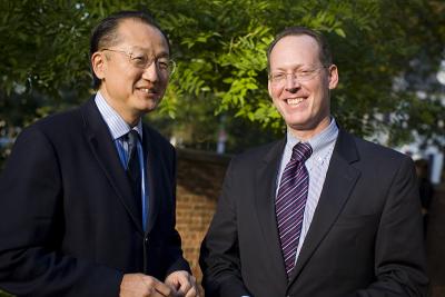 Dr. Jim Yong Kim and Dr. Paul Farmer stand together.