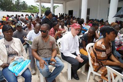 PIH Co-founder Dr. Paul Farmer (centre) and volunteers from across Liberia gather for Ebola treatment training in Monrovia.