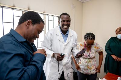 Dr. Melino demonstrates the use of POCUS (point-of-care ultrasound) at the partner Senkatana oncology centre next to the MDR-TB hospital.