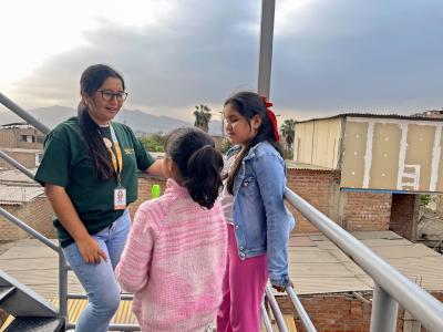 Danna Obregón meets with families participating in a community intervention for early childhood development.