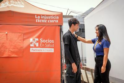 Kioshi Vásquez with Betsabe Roman, SES TB program specialist.