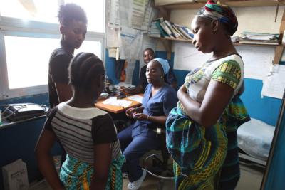 Pregnant women talking to midwives 