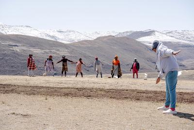 PIH Nurse Mampiti Mpiti leads an outdoor group exercise for expectant mothers.