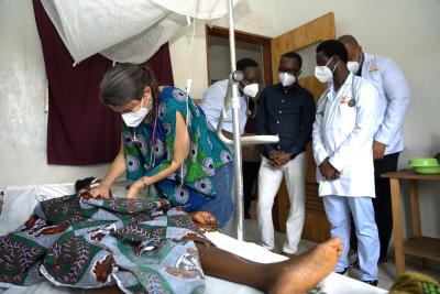 Dr. Joia Mukherjee examines a patient in the multidrug-resistant tuberculosis ward at J.J. Dossen Memorial Hospital.