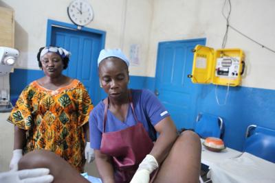 Midwife with pregnant patient