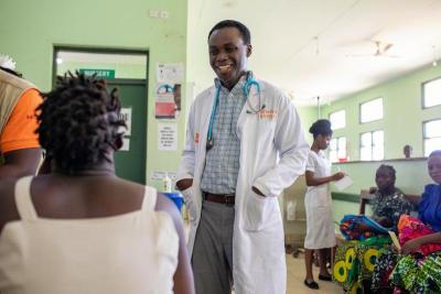 Dr. Sitalire Kapira talks with Elufe Omaki and her 2-day old baby Grace Spring at Neno District Hospital