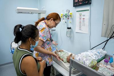 Dr. Azucena Espinoza meets with patient Britzel Danaeth Perez Roblero.