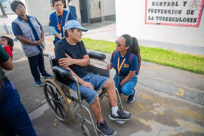 Diana Huamán, a project coordinator for Socios En Salud, right, shares her appreciation for Luis Olaya.
