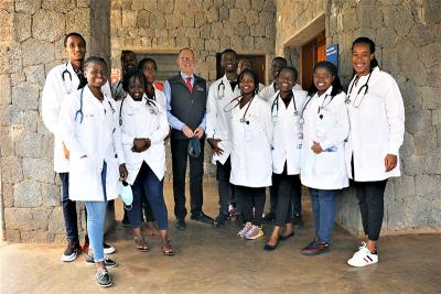 Paul Farmer on rounds at Butaro District Hospital with students.