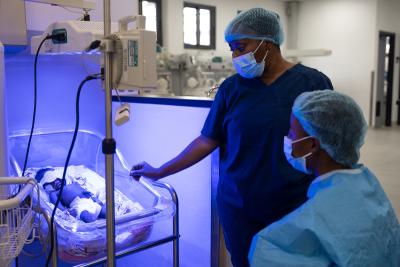 Phebian Baningo (right), 19, and her newborn daughter, Grace, in the NICU at the MCOE in Kono District, Sierra Leone.