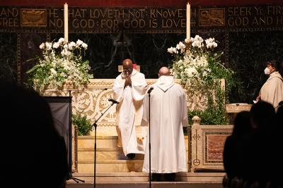 Père Eddy and The Rev. Edward M. Cardoza, PIH Trustee Emeritus and Missioner of Property Stewardship of the Episcopal Diocese of Massachusetts, lead a prayer at a celebration and memorial of Dr. Paul Farmer’s life at Trinity Church in Boston on March 12, 2022