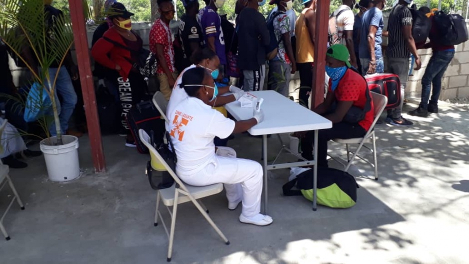 Staff conduct a border screening for COVID-19 in Belladère near the border between Haiti and the Dominican Republic. (Photos courtesy of Zanmi Lasante)