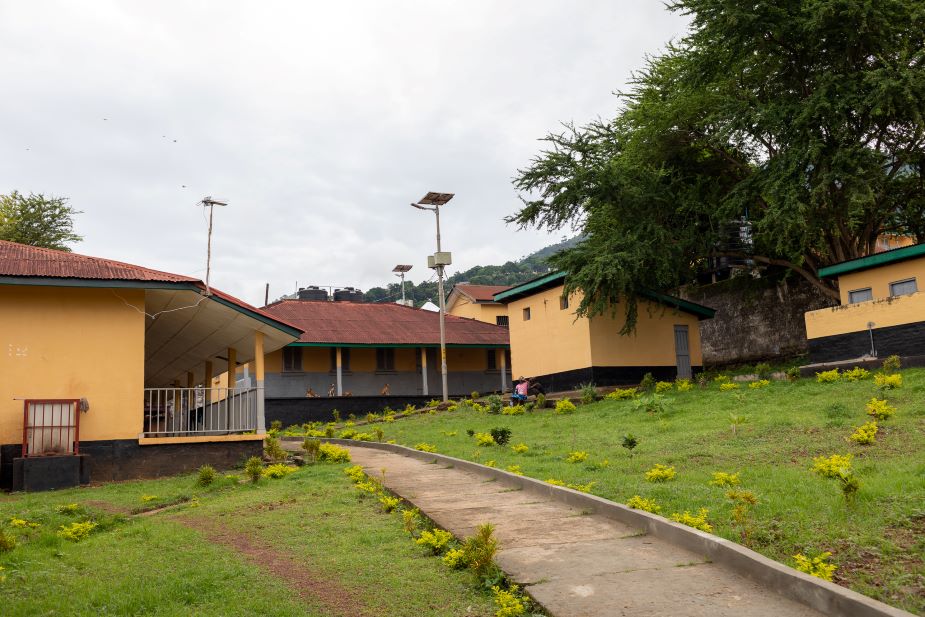 Outdoor photo of the grounds at the Sierra Leone Psychiatric Teaching Hospital