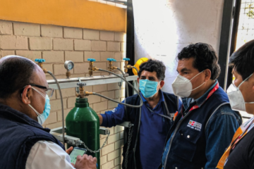 Socios En Salud staff participate in a training on the installation and maintenance of oxygen equipment.