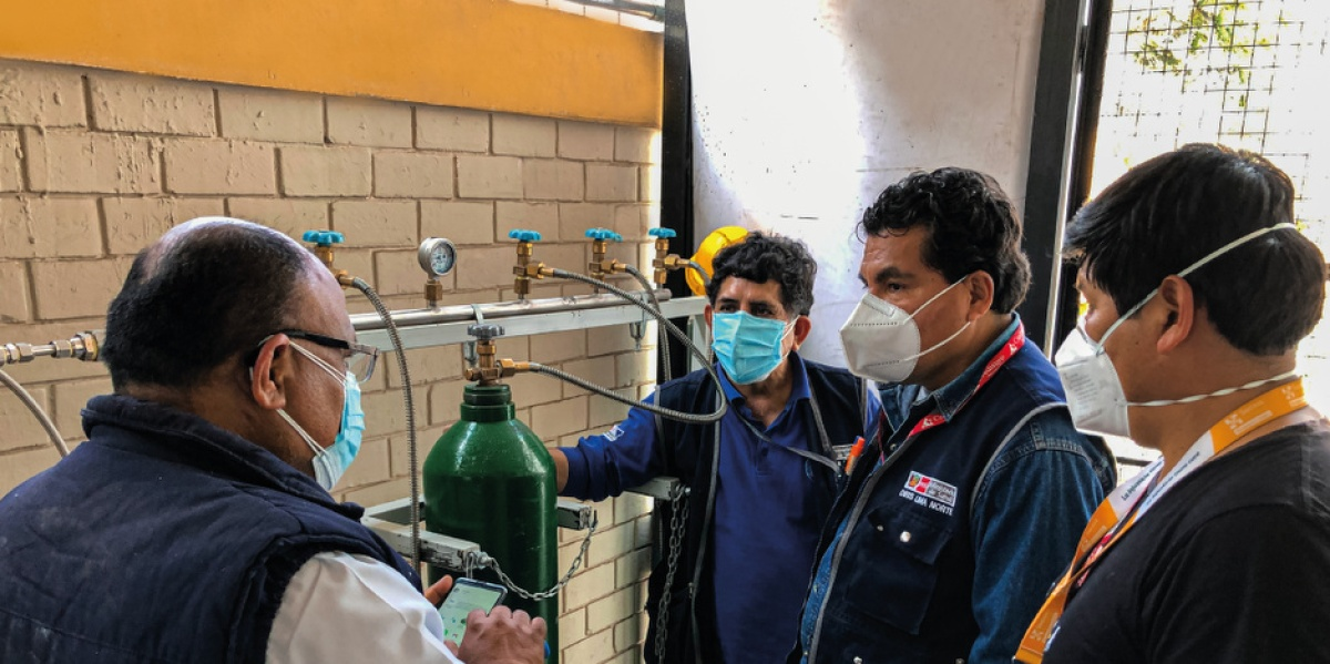 Socios En Salud staff participate in a training on the installation and maintenance of oxygen equipment.